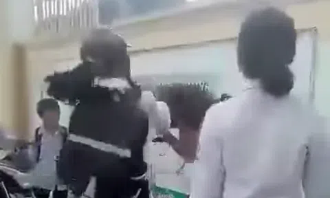 Nữ sinh bị nhóm bạn cùng lớp đánh hội đồng ngay trước cổng trường